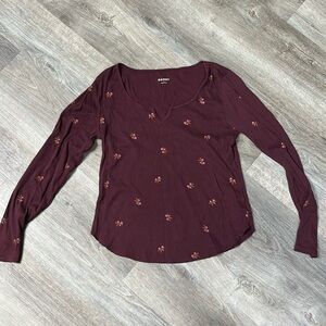 Old Navy Long Sleeve maroon ribbed top with flower pattern